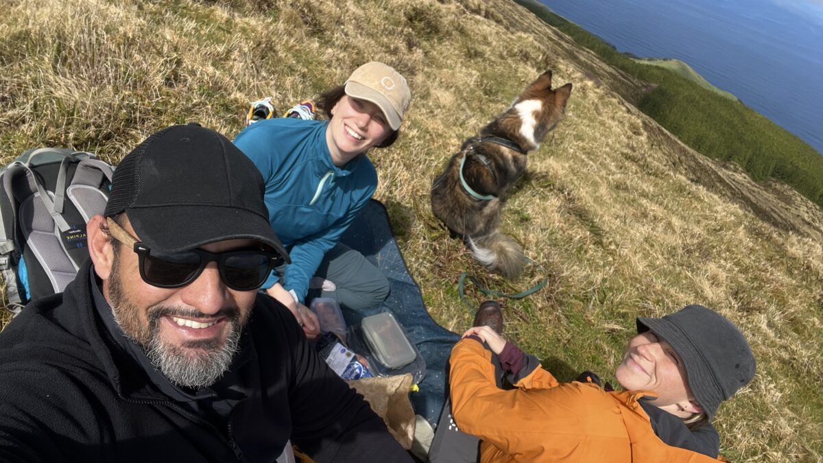 Leandro com amigos estrangeiros nos Açores